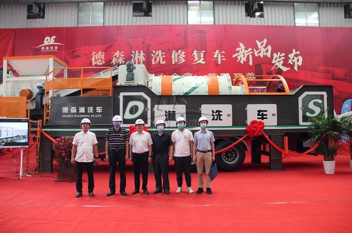 德森淋洗車發(fā)布現(xiàn)場嘉賓合影 德森淋洗車發(fā)布現(xiàn)場嘉賓合影